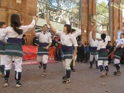 Els bastoners van actuar al Correllengua'11 de Poblenou i Clot