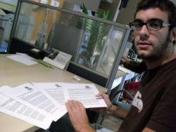 Joan Ribet, regidor de la Crida Premianenca, presentant les mocions sobre la participació ciutadana
