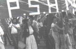 Maria Mercè Marçal en el bloc d'una manifestació del PSAN, abans de ser expulsats pel sector oficial el 1980 i la formació de NdE