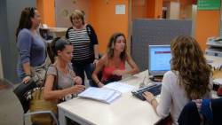 Membres de l'entitat entregant les 2.100 signatures a l'Ajuntament de Tarragona