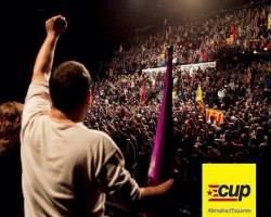 David Fernàndez, d'esquenes, enfront d'un Barcelona Teatre Musical ple de gom a gom, diumenge 18