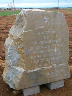 Monòlit en commemoració del 490è aniversari de la batalla de Son Fornari