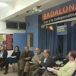 Ferran Falcó, Laia Sabaté, Miquel Estruch, Carles Sagués, Joan Callau i Pere Martínez tractant qüestions sobre la independència a Badalona