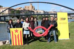 Els membres de la CUP al costat del riu Segre a Balaguer