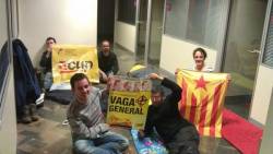 Els candidats Lluc Salellas  i Toni Rico i els regidors de Girona passant la nit a l'Ajuntament