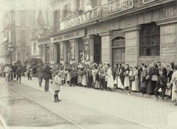 Cua davant una carboneria del carrer Balmes amb motiu de la vaga de la Canadenca 1919