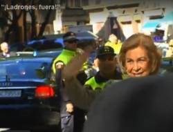 La reina Sofia, saluda protocolàriament...