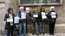 Membres de la plataforma Mallorca Lliure de Peatges mostren les sancions "simbòliques" abans de posar-les a les bústies