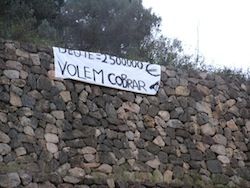 Pancarta penjada sobre l'entrada nord del Túnel de Sóller