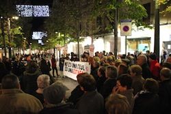 Centenars de persones mostren la seva indignació davant la Caixa Laietana