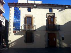 Façana de ledifici de la biblioteca de Can Salvador de la Plaça de lAjuntament de Calella