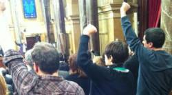 Els diputats de la CUP-AE cantant "El Segadors" al Parlament