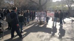 Els estudiants de l?IES Francesc de Borja Moll en protesta per l?eliminació del servei de seguretat del seu centre.