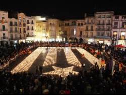 Malgrat un petit ensurt per la plutja, es va poder encendre l'estelada de 28 metres de llargada per 19 d'amplada