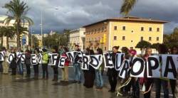 Els manifestants han suportat a estones la pluja per expressar el seu rebuig a l'importació de deixalles