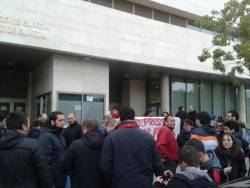 Un centenar de persones es van concentrar per solidaritzar-se amb el detingut