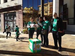 A Palma, lliurament de carbó al al Conseller d?Educació, Rafel Bosch.