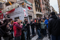 David Fernàndez dóna suport a les persones que volien evitar el desallotjament