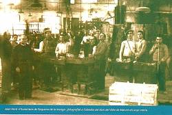 Joan Peiró, una fotografia a l'obrador de vidre on treballava