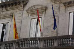 L'opció del govern municipal és, simplement, hissar-la però sense onejar, fet que igualment incompleix la llei