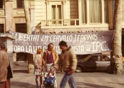 Pancarta d'IPC reclamant la llibertat de Cervelló i Fariñas el 1983