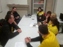 Membres de la formació amb representants de les famílies de l'Escola El Castell de Tona