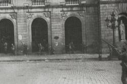 Soldats espanyols disparant contra l'edifici de la  Generalitat, a la plaça Sant Jaume