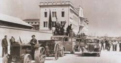 Imatge dels defensors de la República el 19 de juliol de 1936, davant la caserna de Sant Andreu