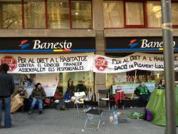 La protesta es va mantenir tant dins com fora del Banesto