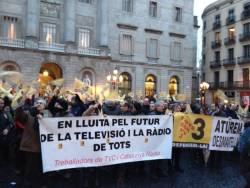 Protesta pel desmantellament territorial de TV3 a la plaça Sant Jaume