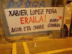 Una pancarta amb una espelma en record de "Thierry", en un carrer del País Basc