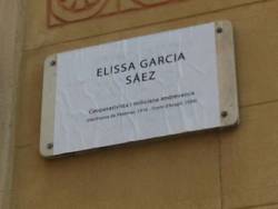Cartell amb el nom d'Elissa Garcia sobre la placa del carrer de les Monges