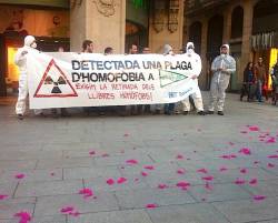 Protesta davant El Corte Inglés de Barcelona, grans magatzems que difonen llibres homofòbics