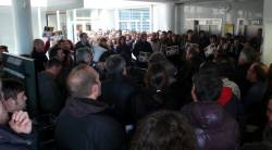 Els treballadors de TV3 protesten davant el despatx de la direcció