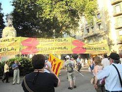 Cerdanyolencs a la manifestació de l'11 de Setembre, amb la pancarta de les consultes