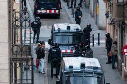 La policia autonòmica desallotja el Casal Popular de Gràcia: vista des de Ros d'Olano