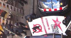La policia autonòmica desallotja el Casal Popular de Gràcia: despengen una pancarta amb el logo del Casal Popular