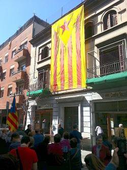 Es desplega l?estelada més gran de Barcelona al Centre Social de Sants