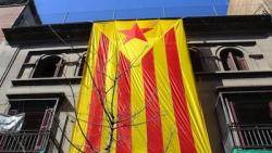 Es desplega l?estelada més gran de Barcelona al Centre Social de Sants