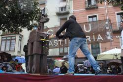 David Fernàndez trencant la mona gegant a la Plaça Major d'Olot