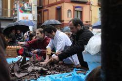 Fernàndez, Lagarto i Riera repartint els trossos de la mona gegant