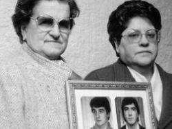 Les mares dels joves bascos assassinats amb fotografies de José Antonio Lasa i José Ignacio Zabala, víctimes del terrorisme d'Estat