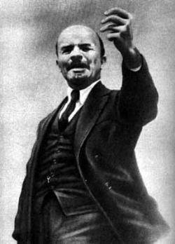 1917 Lenin retorna a Rússia des de Suïssa, on es trobava exiliat
