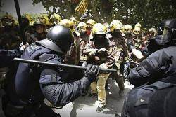 Els antiavalots redueixen una protesta sindical dels bombers a cops de porra