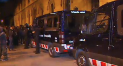 Un important operatiu policial desallotja el rectorat de la UB