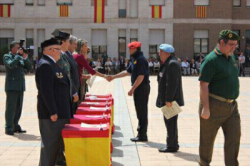 María de los Llanos de Luna lliura un diploma de reconeixement a la Hermandad de Combatientes de la División Azul