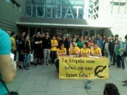 Un moment de la roda de premsa davant dels jutjats