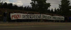 Pancartes com aquestes demanven prou destrucció de l'Illa