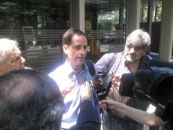 El germà de Yolanda González a la sortida de l'entrevista amb responsables d'Interior