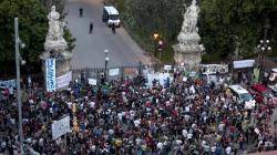 15 de juny de 2011 es manifestaven encerclant simbòlicament la cambra